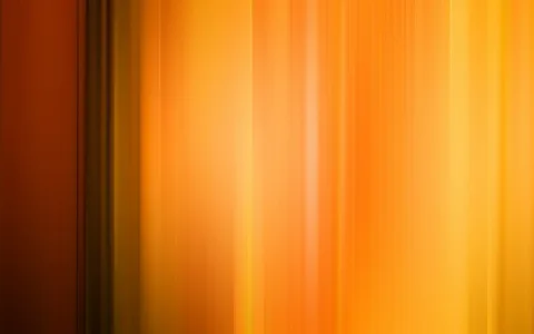 Vertikale orangefarbene und braune Streifen mit weichen Übergängen, links dunkelbraun, rechts heller und gelblich leuchtend.