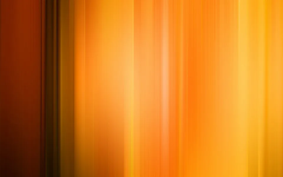 Vertikale orangefarbene und braune Streifen mit weichen Übergängen, links dunkelbraun, rechts heller und gelblich leuchtend.