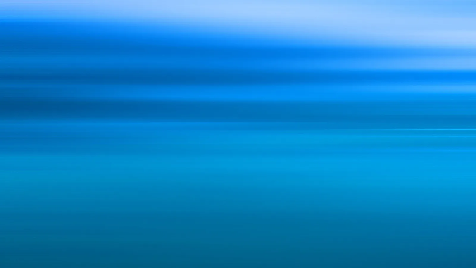 Horizontal verwischte Streifen in verschiedenen Blautönen, von hellem Himmelblau oben bis zu tiefem Petrolblau unten.