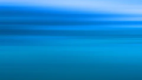 Horizontal verwischte Streifen in verschiedenen Blautönen, von hellem Himmelblau oben bis zu tiefem Petrolblau unten.