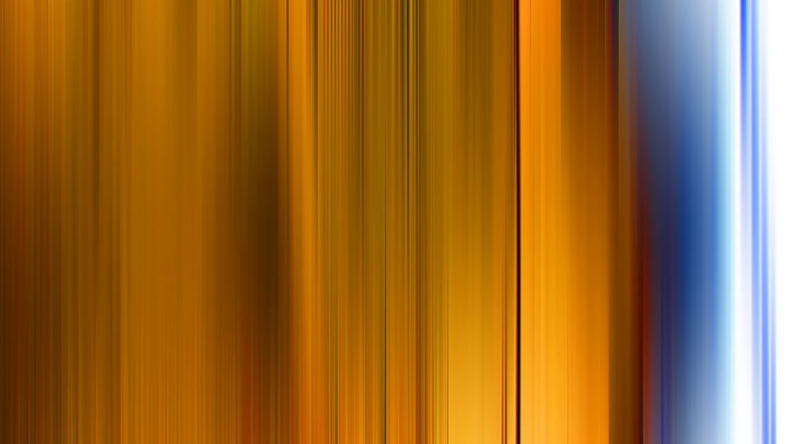 Abstrakte Komposition aus vertikalen, verwischten Streifen in Orange, Gelb und Braun, die nach rechts in dunkles Blau und helles Weiß übergehen.