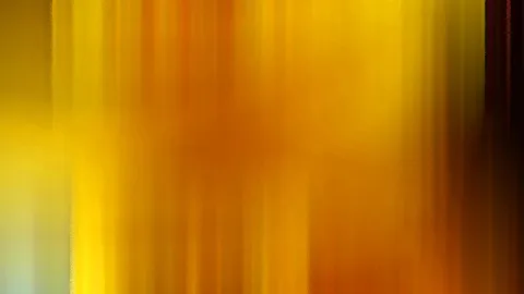 Abstrakte, senkrechte Schlieren in Gelb und Orange, nach rechts dunkler werdend mit einem dunkelroten Rand.
