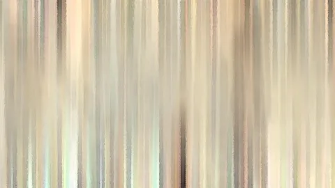 Abstrakte, vertikal verlaufende Streifen in Beige, Creme und Grau mit zarten Pastelltönen.