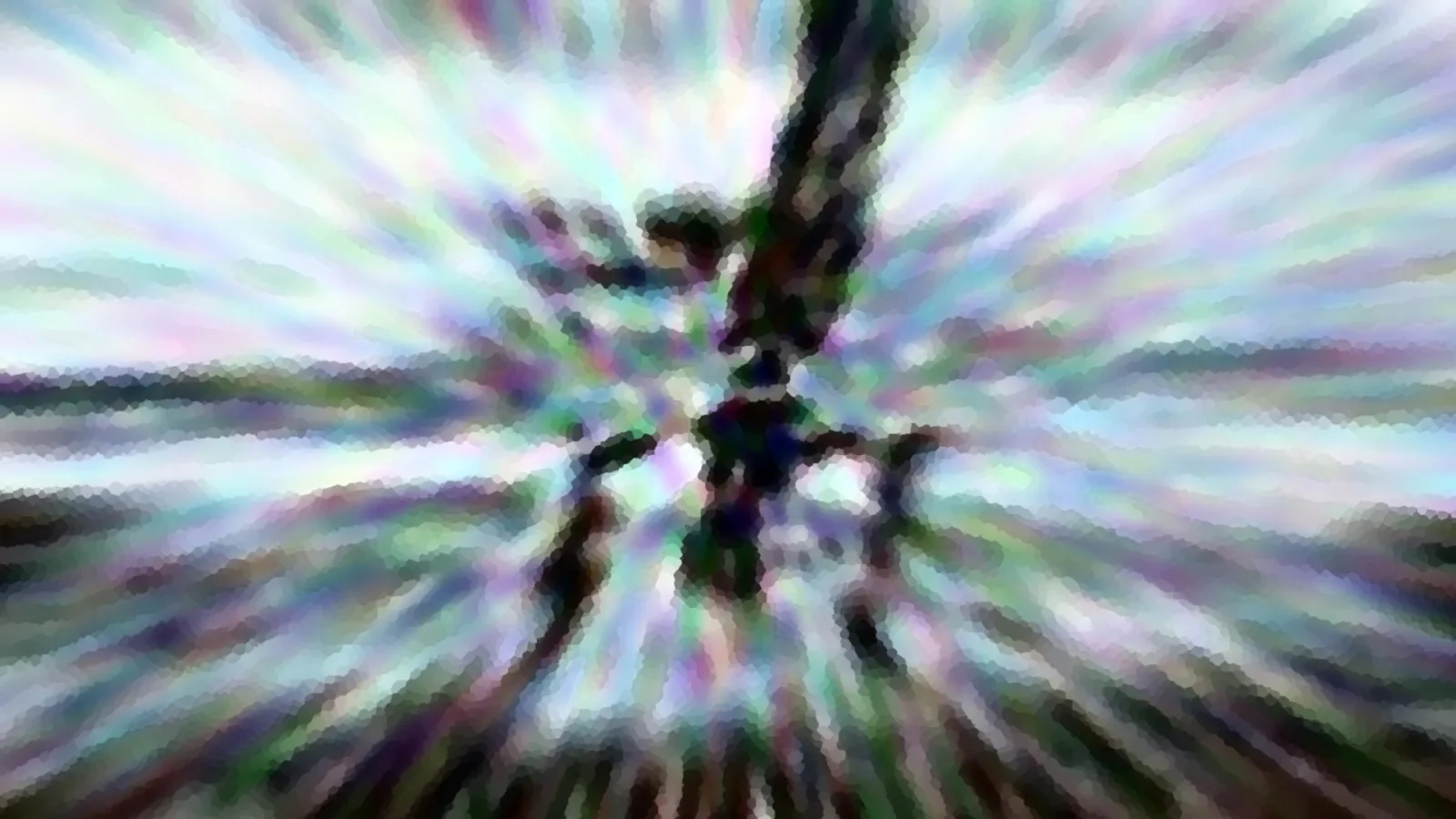 Abstrakte Aufnahme mit radialem Weichzeichner und Mosaik-Effekt. In der Mitte ragt ein dunkler, astartiger Umriss vertikal nach oben, umgeben von farbigen Lichtstrahlen in Weiß, Grün, Violett und Blau.