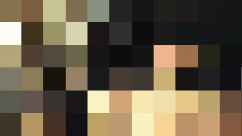 Mosaik aus quadratischen Farbfeldern in Braun, Beige, Creme und Schwarz, grob gepixelt, oben rechts sehr dunkel.