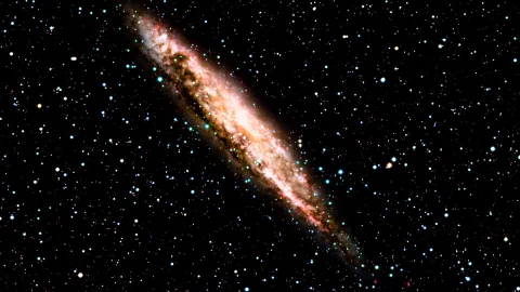 Eine schräg verlaufende Galaxie mit hellem Kern und dunklen Staubbahnen vor schwarzem Sternenhimmel.
