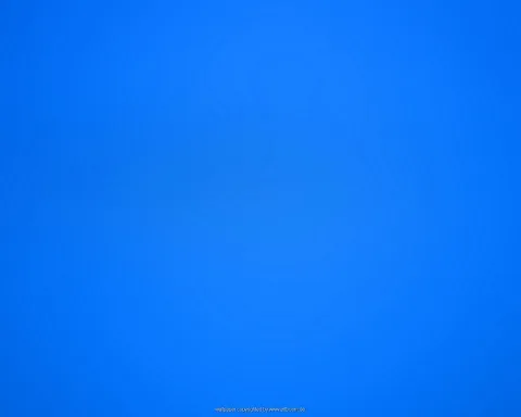 Blaue Fläche, zur Mitte hin heller werdend, mit feinen kreisförmigen Linien.