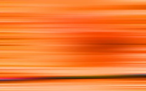 Horizontal verwischte Streifen in Orange und Rot, unten ein dunkler Streifen mit farbigem Saum.