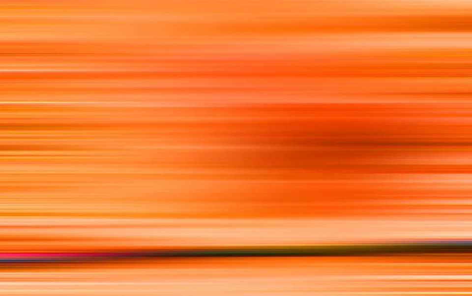 Horizontal verwischte Streifen in Orange und Rot, unten ein dunkler Streifen mit farbigem Saum.