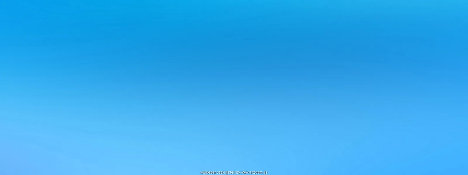 Gleichmäßige blaue Fläche, oben etwas dunkler und nach unten heller werdend, ohne erkennbare Motive. Am unteren Bildrand ein kleiner Wasserzeichen-Schriftzug.