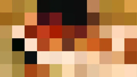 Abstraktes Mosaik aus quadratischen Pixelblöcken in Gelb, Braun, Orange, Rot und Beige, oben einige schwarze Blöcke.