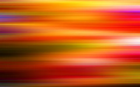 Horizontal verwischte Streifen in Orange, Rot, Gelb und Magenta mit dunkleren grünlichen und braunen Bereichen.