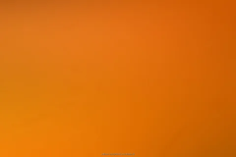 Weicher Verlauf von Orange nach Rotorange, ohne erkennbare Motive oder Strukturen.