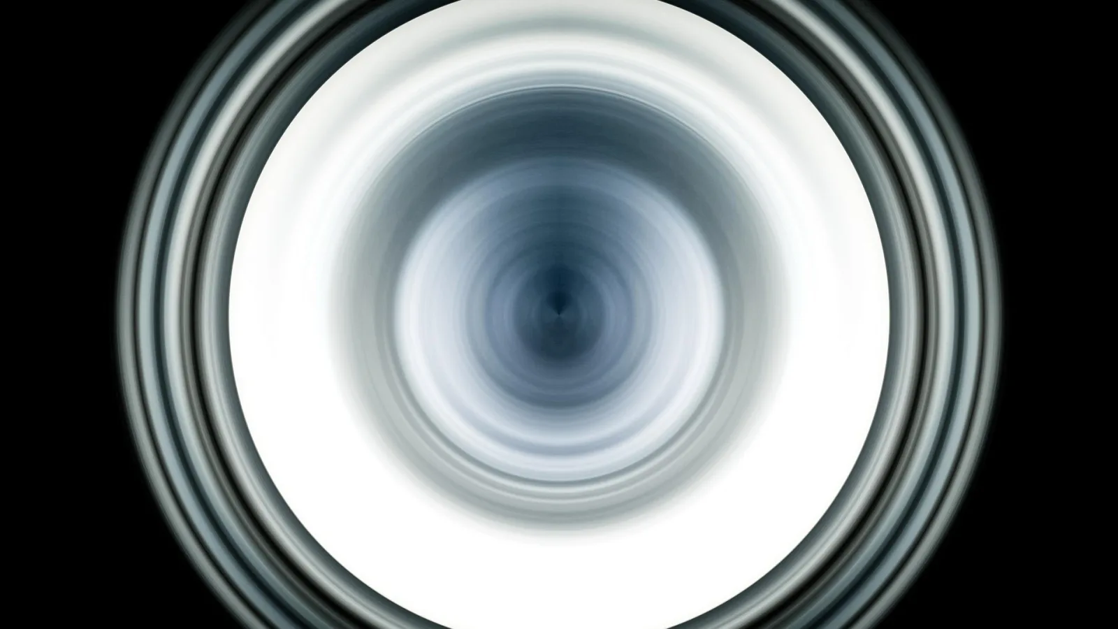 Konzentrische, verwischte Kreise in Graublau und Weiß, die von einem weißen Zentrum nach außen auf schwarzem Grund laufen und in der Mitte in einen dunklen Punkt zulaufen.