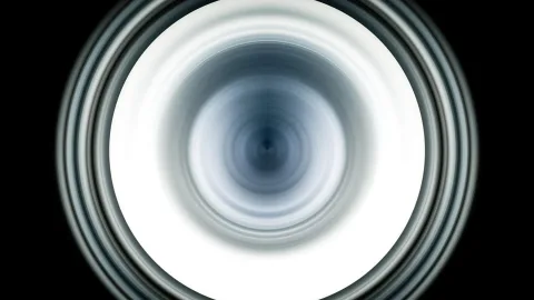 Konzentrische, verwischte Kreise in Graublau und Weiß, die von einem weißen Zentrum nach außen auf schwarzem Grund laufen und in der Mitte in einen dunklen Punkt zulaufen.