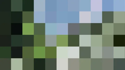 Mosaik aus quadratischen Farbblöcken: oben hellblauer Himmel, darunter Grün-, Oliv- und Grautöne.