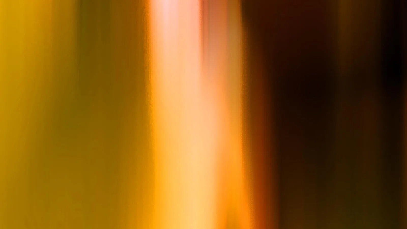 Abstrakte Komposition aus senkrechten, verwischten Streifen in Gelb, Orange und Rosa, mit einem hellen Lichtband in der Mitte und dunklen Brauntönen rechts.