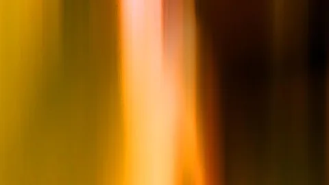 Abstrakte Komposition aus senkrechten, verwischten Streifen in Gelb, Orange und Rosa, mit einem hellen Lichtband in der Mitte und dunklen Brauntönen rechts.