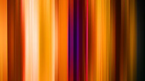 Vertikale, verwischte Streifen in Orange, Gelb, Weiß und Violett auf dunklem Grund, wie eine Bewegungsunschärfe.