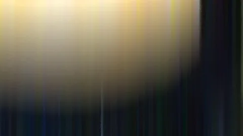 Abstrakte vertikale Schlieren mit gelbgoldenem Licht oben links, rechts und unten dunkles Blau und Grün.
