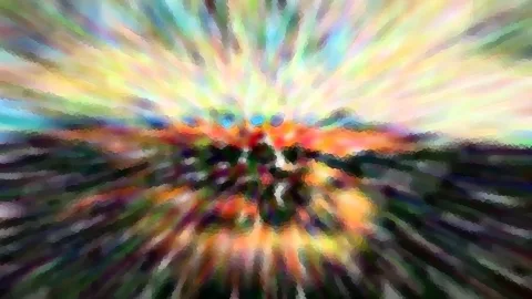 Abstrakte, radial verwischte Komposition in Regenbogenfarben mit einer dunklen Landschaft und Hügeln in der Mitte, oben hell leuchtender Himmel.