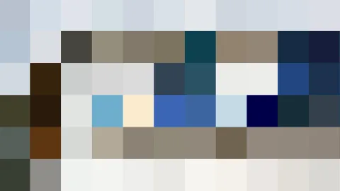 Mosaik aus kleinen farbigen Quadraten in Grau-, Blau- und Brauntönen.