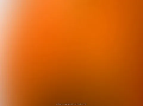 Weicher Verlauf von hellem Orange am linken Rand zu dunklem Braunorange am unteren Bildrand.