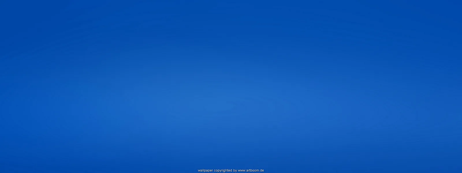 Gleichmäßiger blauer Farbverlauf, in der Mitte etwas heller und zu den Rändern dunkler, mit kleinem Copyright-Hinweis am unteren Rand.