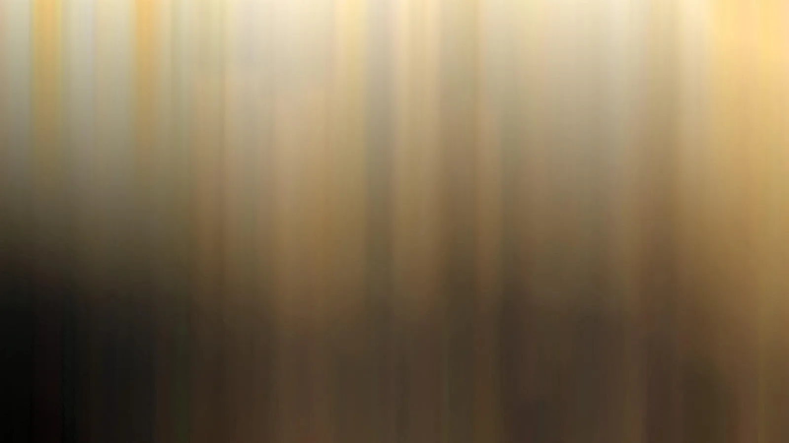 Abstrakte, vertikal verwischte Streifen in Gold, Braun und Grau, oben heller, unten dunkel.