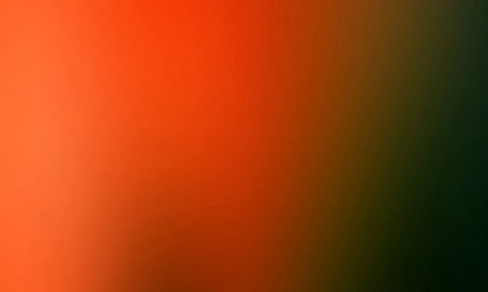 Weicher Farbverlauf von leuchtendem Orange links über Rotbraun in der Mitte zu sehr dunklem Grün rechts.