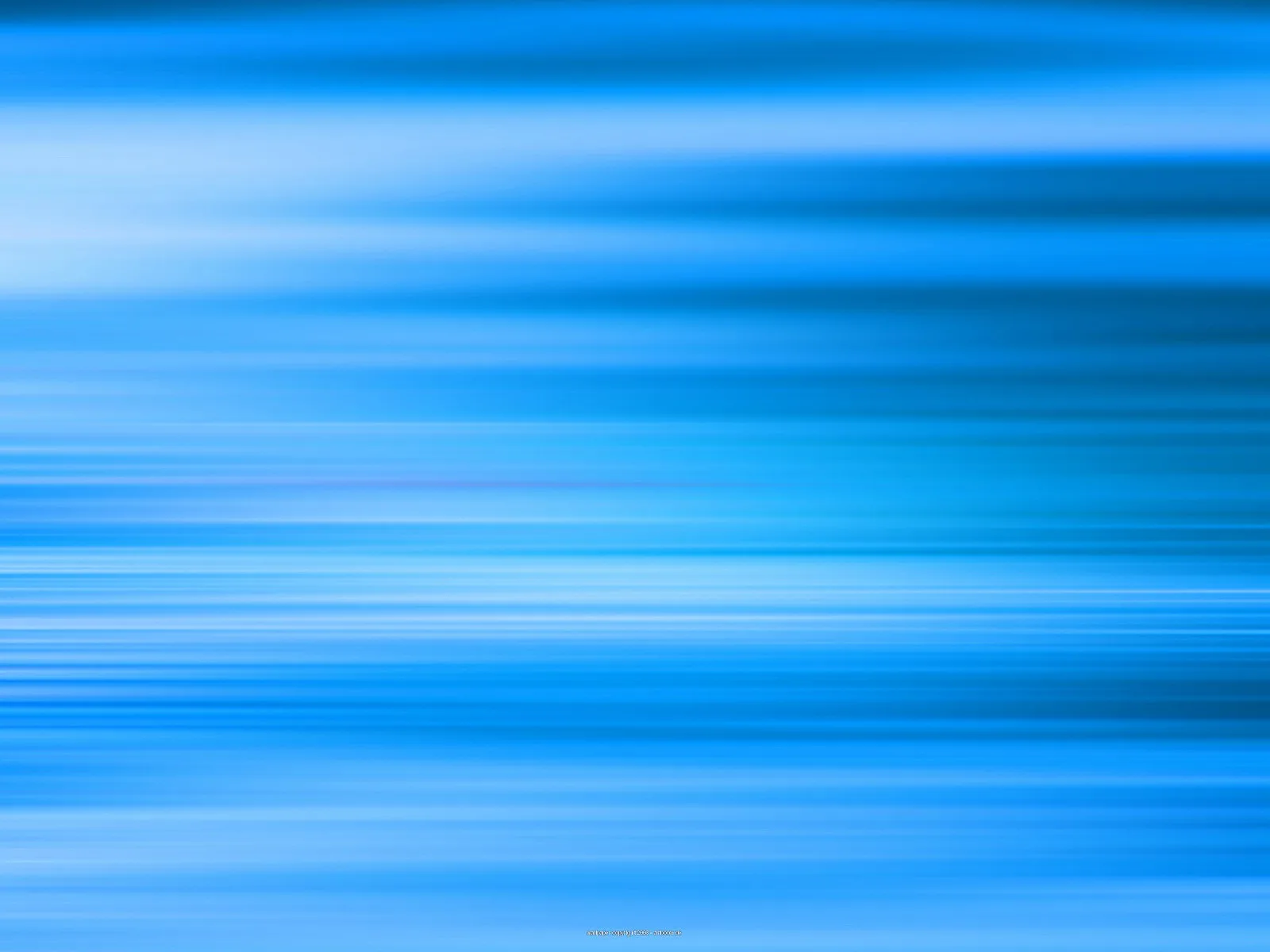 Abstrakte Komposition aus horizontalen blauen Streifen unterschiedlicher Helligkeit, die wie verwischte Bewegung wirken.