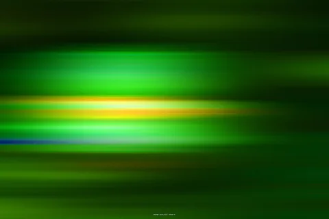 Horizontal verlaufende grüne Lichtstreifen mit gelben und einem blauen Streifen in der Bildmitte, weich verwischt auf dunklem Grund.