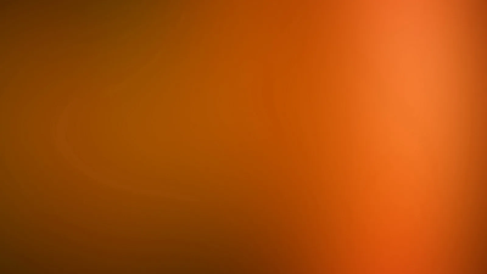 Weicher Farbverlauf von dunklem Braunorange links zu hellem Orange rechts, rechts oben mit einem leuchtenden Streifen.