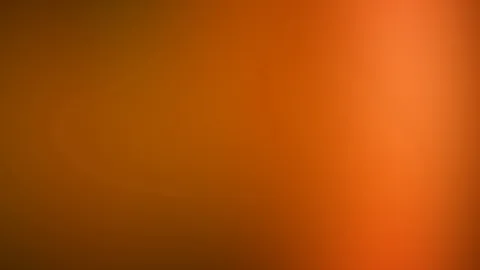 Weicher Farbverlauf von dunklem Braunorange links zu hellem Orange rechts, rechts oben mit einem leuchtenden Streifen.