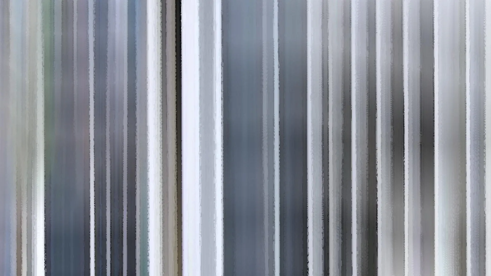 Abstrakte Komposition aus vertikalen grauen, blaugrauen und weißen Streifen mit weich verwischten Kanten.