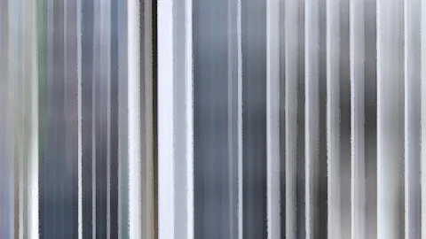 Abstrakte Komposition aus vertikalen grauen, blaugrauen und weißen Streifen mit weich verwischten Kanten.