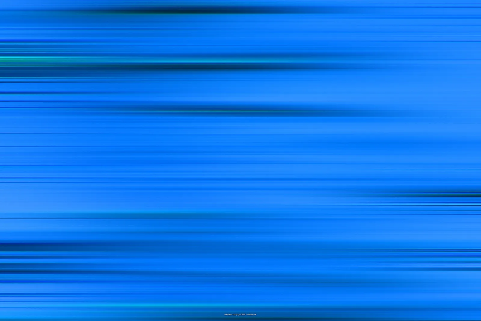Abstrakte Komposition aus horizontal verwischten blauen Streifen mit dunkleren und türkisfarbenen Akzenten.