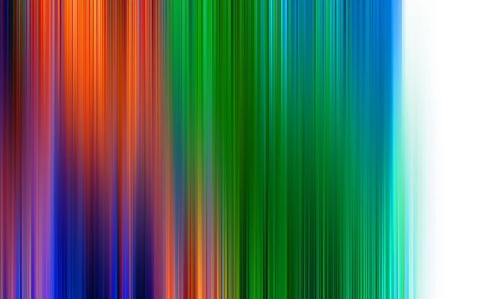 Abstrakte vertikale Streifen in Rot, Orange, Grün, Blau und Violett, die von links nach rechts in einen weißen Bereich am rechten Rand übergehen.