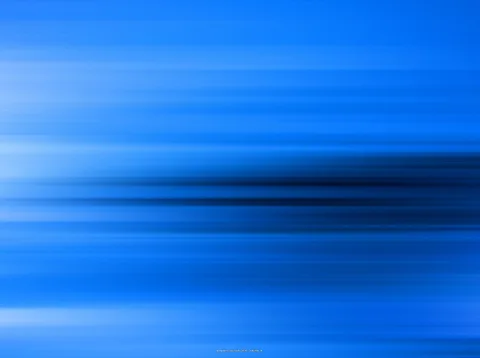Horizontale blaue Streifen mit einem dunklen Band rechts der Bildmitte, leicht bewegungsunscharf.